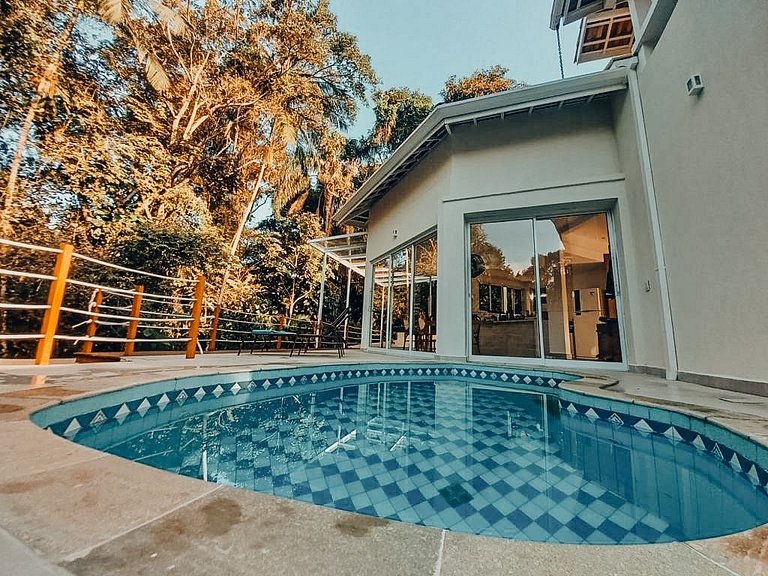 Casa 4724 - 3 suítes com ar condicionado e piscina