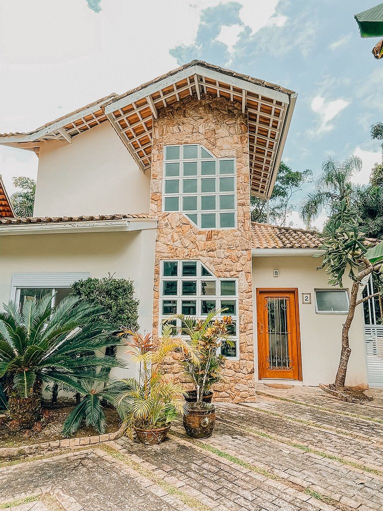 Casa 4724 - 3 suítes com ar condicionado e piscina