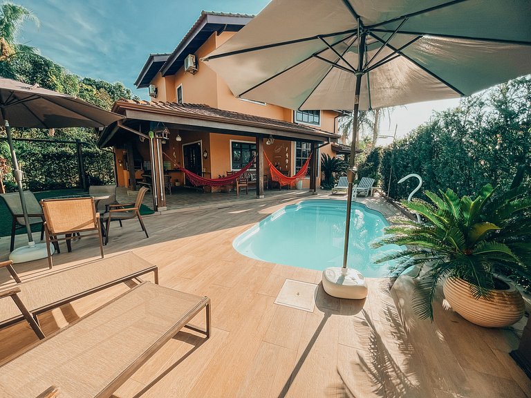 Casa 8925 - Cenário ideal entre o verde da mata e do mar.
