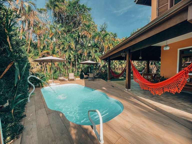 Casa 8925 - Cenário ideal entre o verde da mata e do mar.