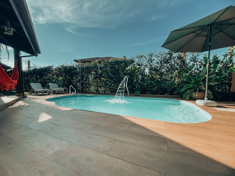 Casa 8925 - Cenário ideal entre o verde da mata e do mar.