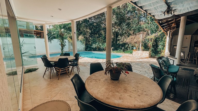 Casa 9125 - 6 suítes, 18 pessoas com Serviço de Hotel