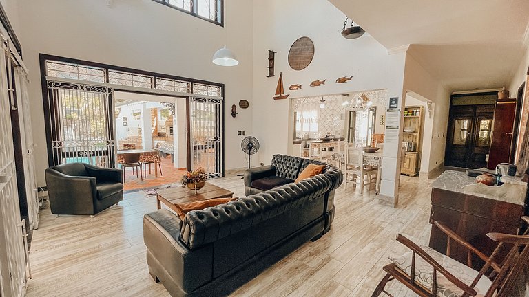 Casa 9325 - Com alma de fazenda e a poucos passos do mar