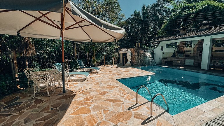 Casa 9325 - Com alma de fazenda e a poucos passos do mar