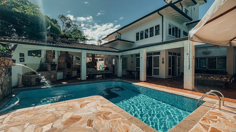 Casa 9325 - Com alma de fazenda e a poucos passos do mar