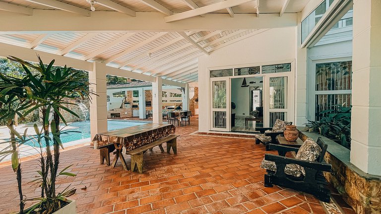 Casa 9325 - Com alma de fazenda e a poucos passos do mar