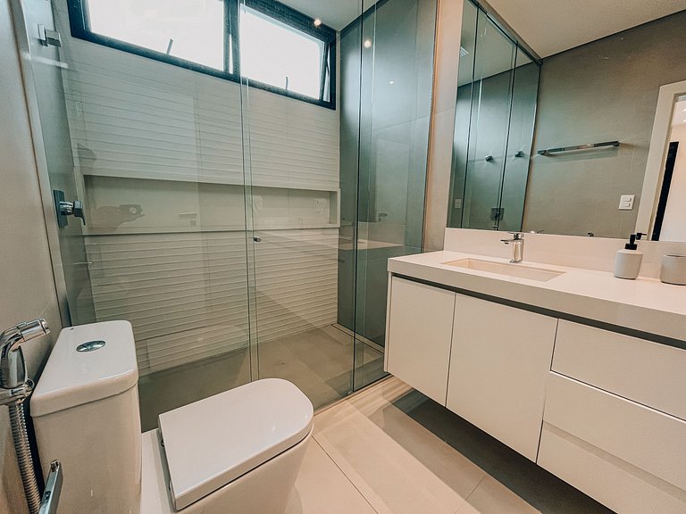 Casa 2322 - Residência de Alto Padrão com 5 Suítes, Piscina