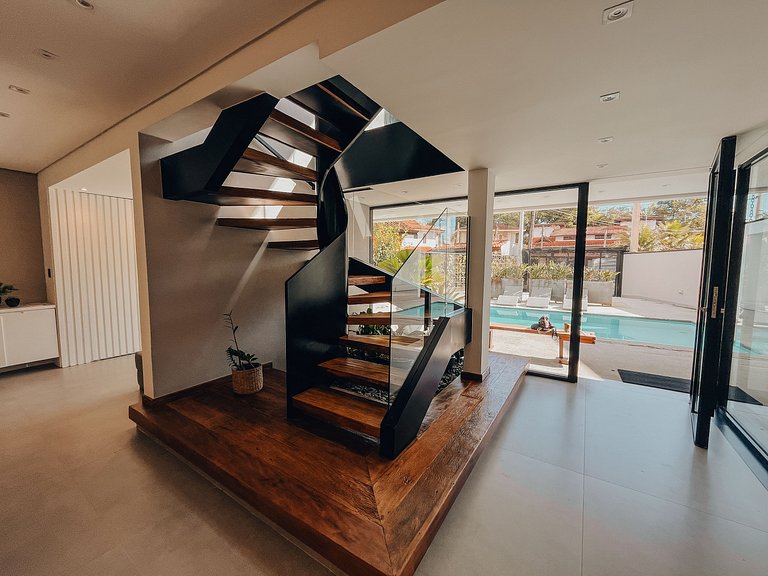 Casa 2322 - Residência de Alto Padrão com 5 Suítes, Piscina