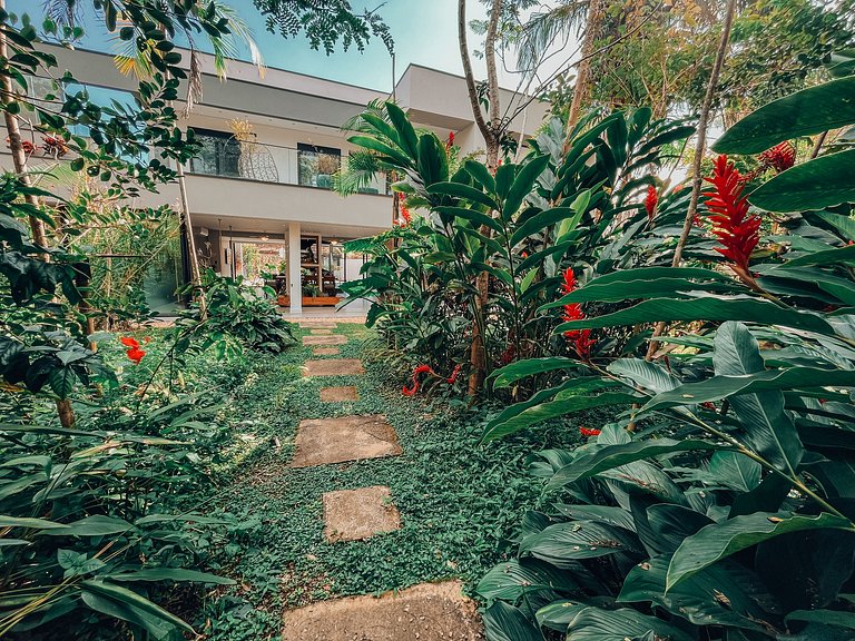 Casa 2322 - Residência de Alto Padrão com 5 Suítes, Piscina