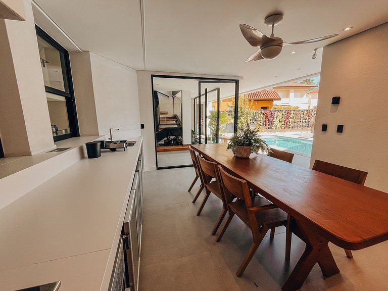 Casa 2322 - Residência de Alto Padrão com 5 Suítes, Piscina