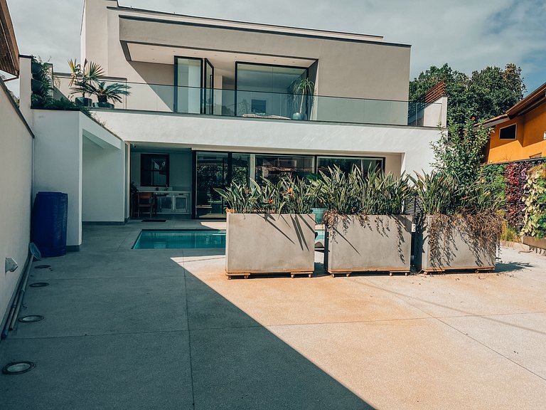 Casa 2322 - Residência de Alto Padrão com 5 Suítes, Piscina