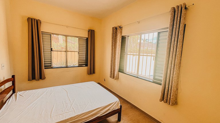 Casa 1126 -Térrea, ensolarada, com piscina, churrasqueira e