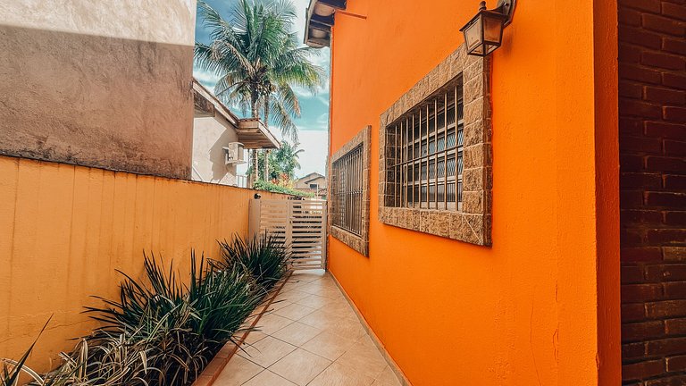 Casa 1126 -Térrea, ensolarada, com piscina, churrasqueira e