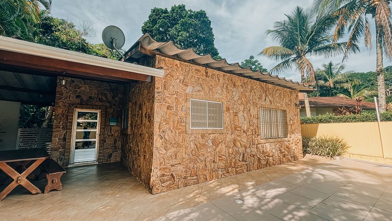 Casa 1126 -Térrea, ensolarada, com piscina, churrasqueira e