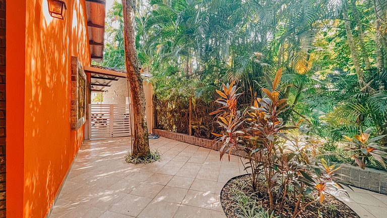 Casa 1126 -Térrea, ensolarada, com piscina, churrasqueira e