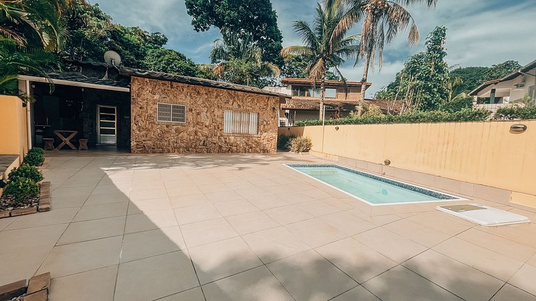 Casa 1126 -Térrea, ensolarada, com piscina, churrasqueira e