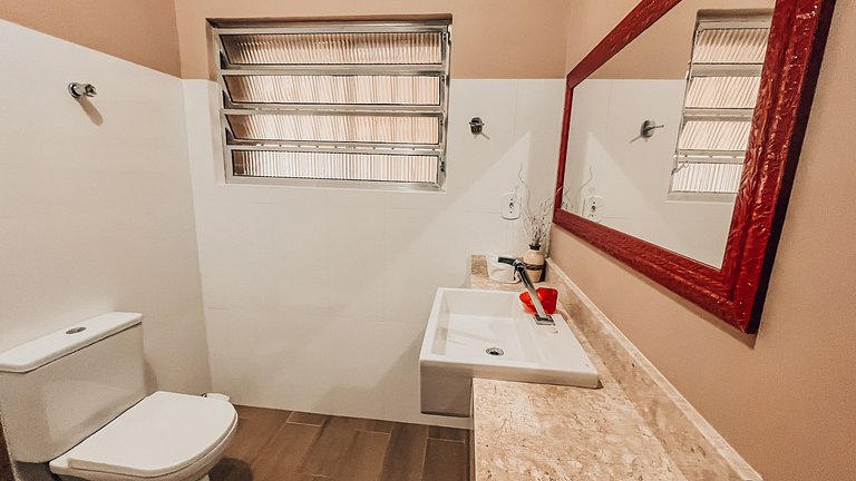 Casa 1126 -Térrea, ensolarada, com piscina, churrasqueira e