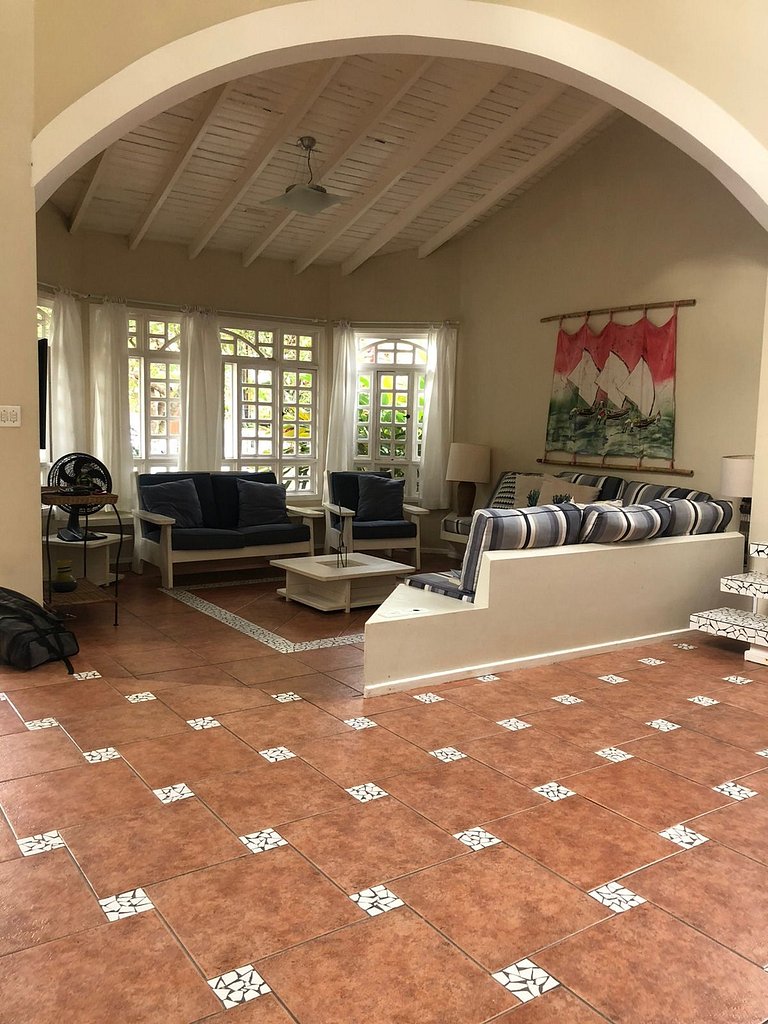 Piscina, muito espaço a 200m da praia