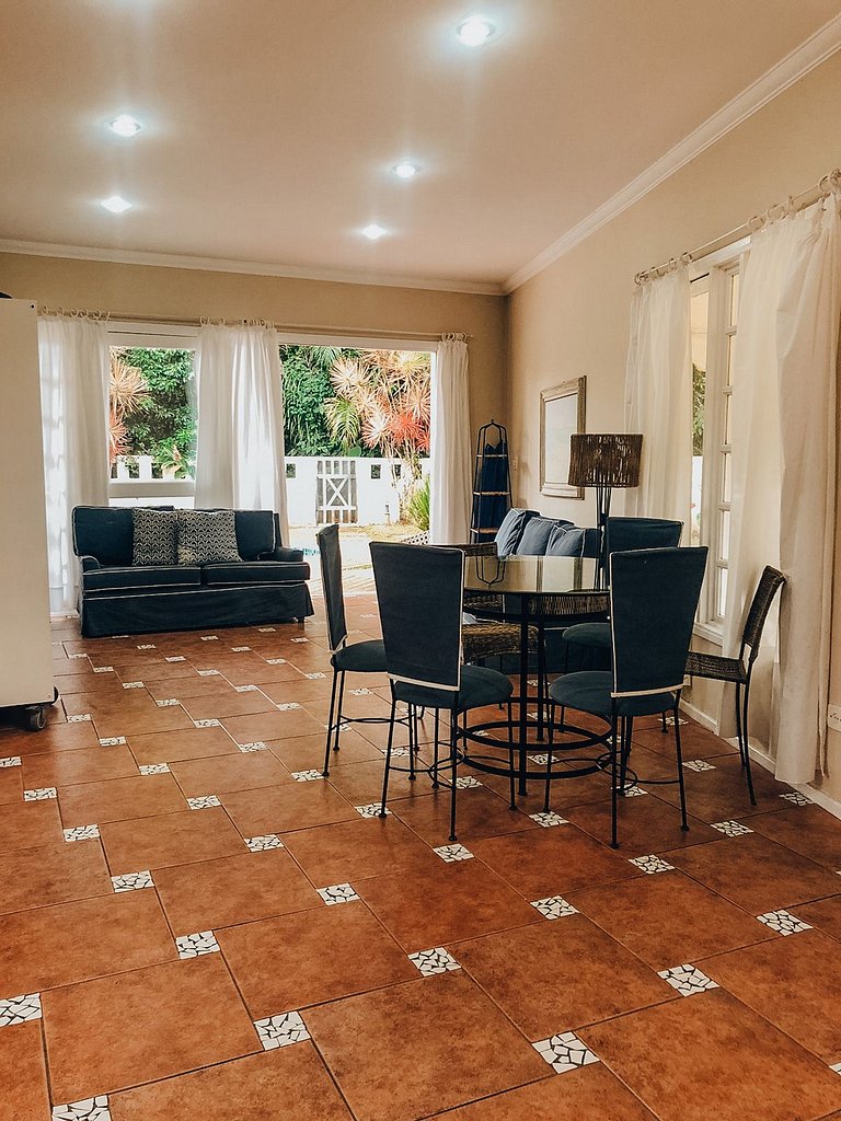 Piscina, muito espaço a 200m da praia