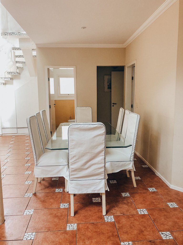 Piscina, muito espaço a 200m da praia