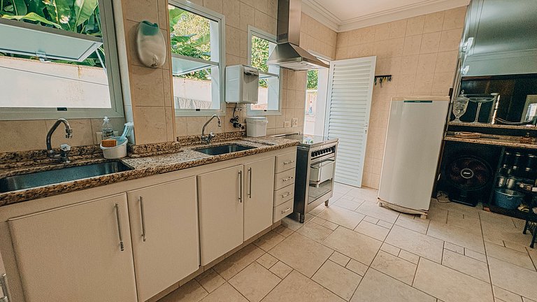 Casa com piscina a 130 m da praia | Guaratuba, Bertioga SP