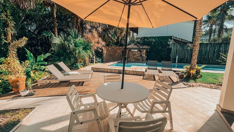 Casa com piscina a 130 m da praia | Guaratuba, Bertioga SP