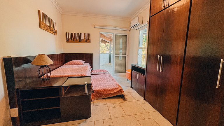 Casa com piscina a 130 m da praia | Guaratuba, Bertioga SP