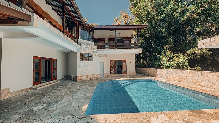 Casa à venda com 4 dormitórios | Guaratuba, Bertioga SP