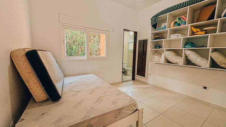 Casa 1926 - Casa com pé direito duplo, muita luz natural e p