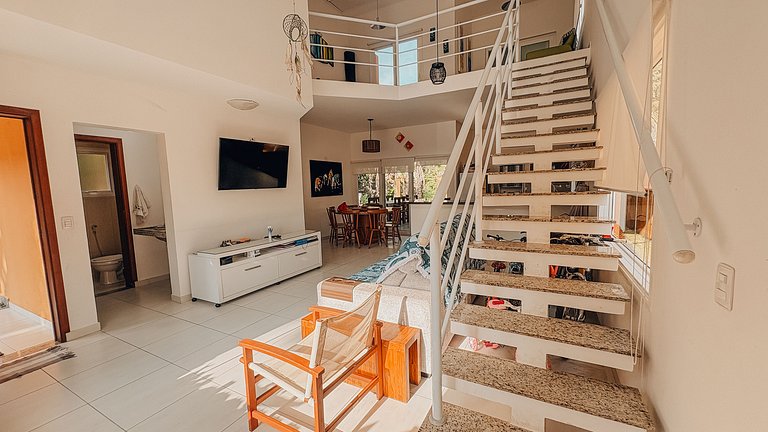 Casa 1926 - Casa com pé direito duplo, muita luz natural e p