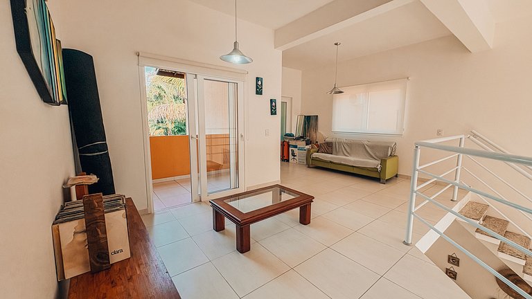 Casa 1926 - Casa com pé direito duplo, muita luz natural e p