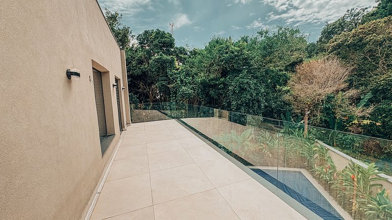 Casa 2426 - Sofisticação entre a natureza, com piscina aquec