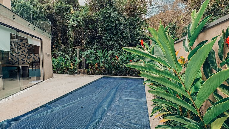 Casa 2426 - Sofisticação entre a natureza, com piscina aquec