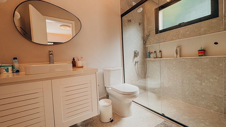 Casa 2426 - Sofisticação entre a natureza, com piscina aquec