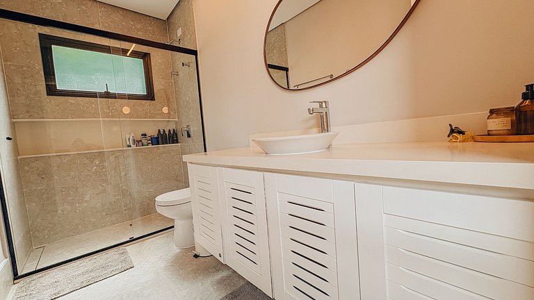 Casa 2426 - Sofisticação entre a natureza, com piscina aquec