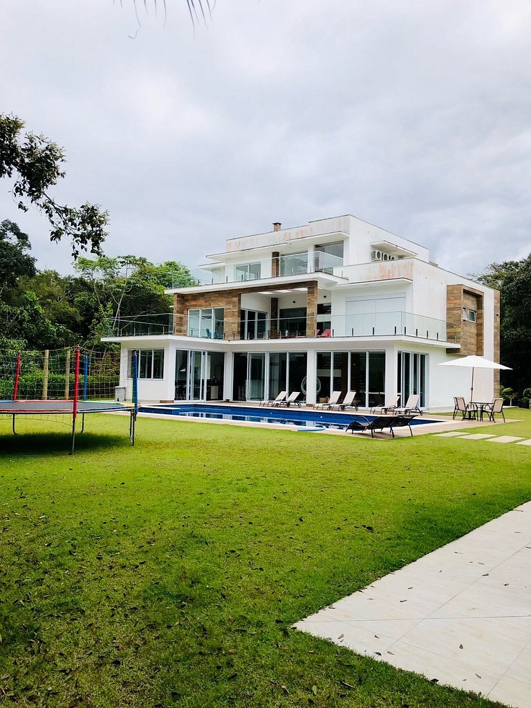 Casa 2627 | 8 suítes para até 32 pessoas na Praia de Guaratu