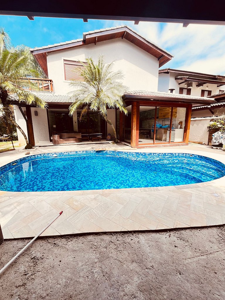 Casa 3826 – Nova, linda e saída para praia.