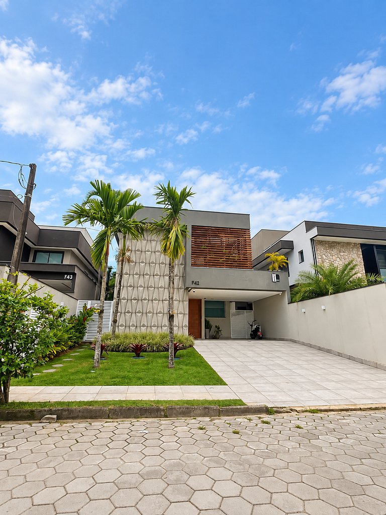 Casa 4226 | Alto padrão • 5 suítes •Mod 24 da Riviera •