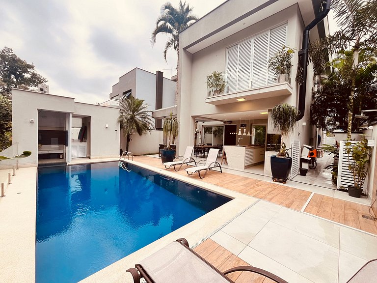 Casa 4226 | • 5 suítes •Piscina aquecida• Até 11 pessoas • R